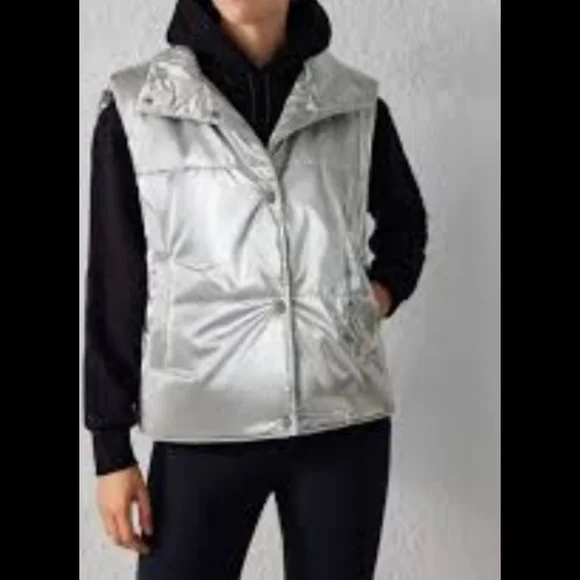 Down-filled puffer vest (XL) - Picture 4 of 6